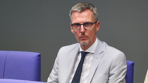 Lars Castellucci, SPD, sitzt im Deutschen Bundestag. Er trägt einen hellgrauen Anzug.