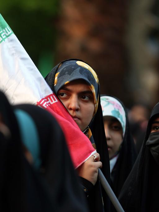 Iranerinnen die sich zur Unterstützung der Regierung in Teheran versammelt haben. Sie unterstützen die Angriffe gegen israelische Ziele. 