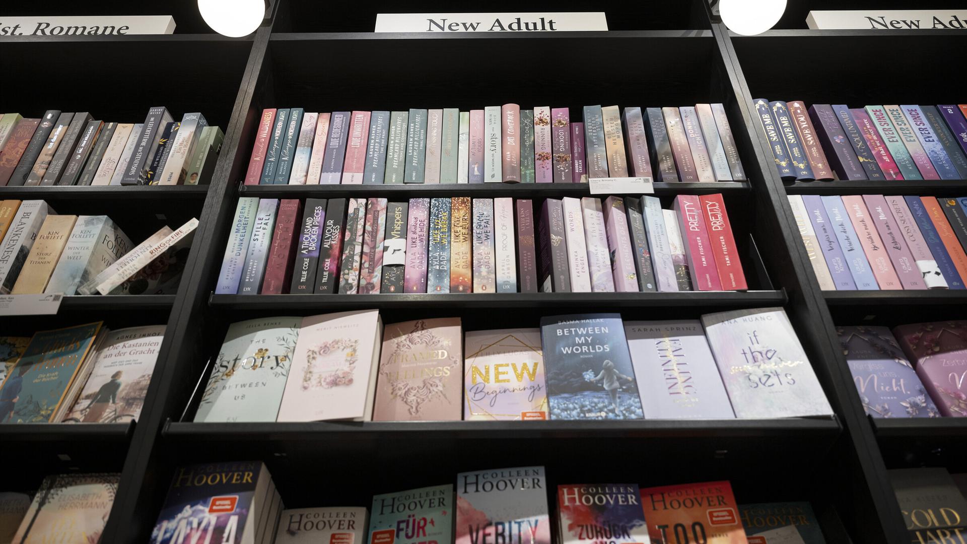 Ein großes Bücherregel mit einem breiten Sortiment an Büchern der Sparte Young Adult beziehungsweise New Adult.