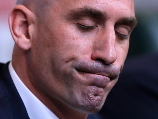 Luis Rubiales kneift mit geschlossenen Augen die Lippen zusammen