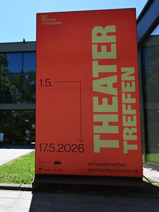 Vor dem Haus der Berliner Festspiele steht ein Schild, das auf das Theatertreffen verweist.