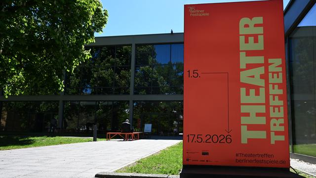 Vor dem Haus der Berliner Festspiele steht ein Schild, das auf das Theater-Treffen verweist.