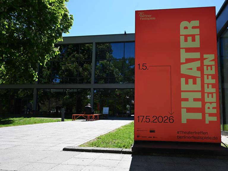 Vor dem Haus der Berliner Festspiele steht ein Schild, das auf das Theatertreffen verweist.