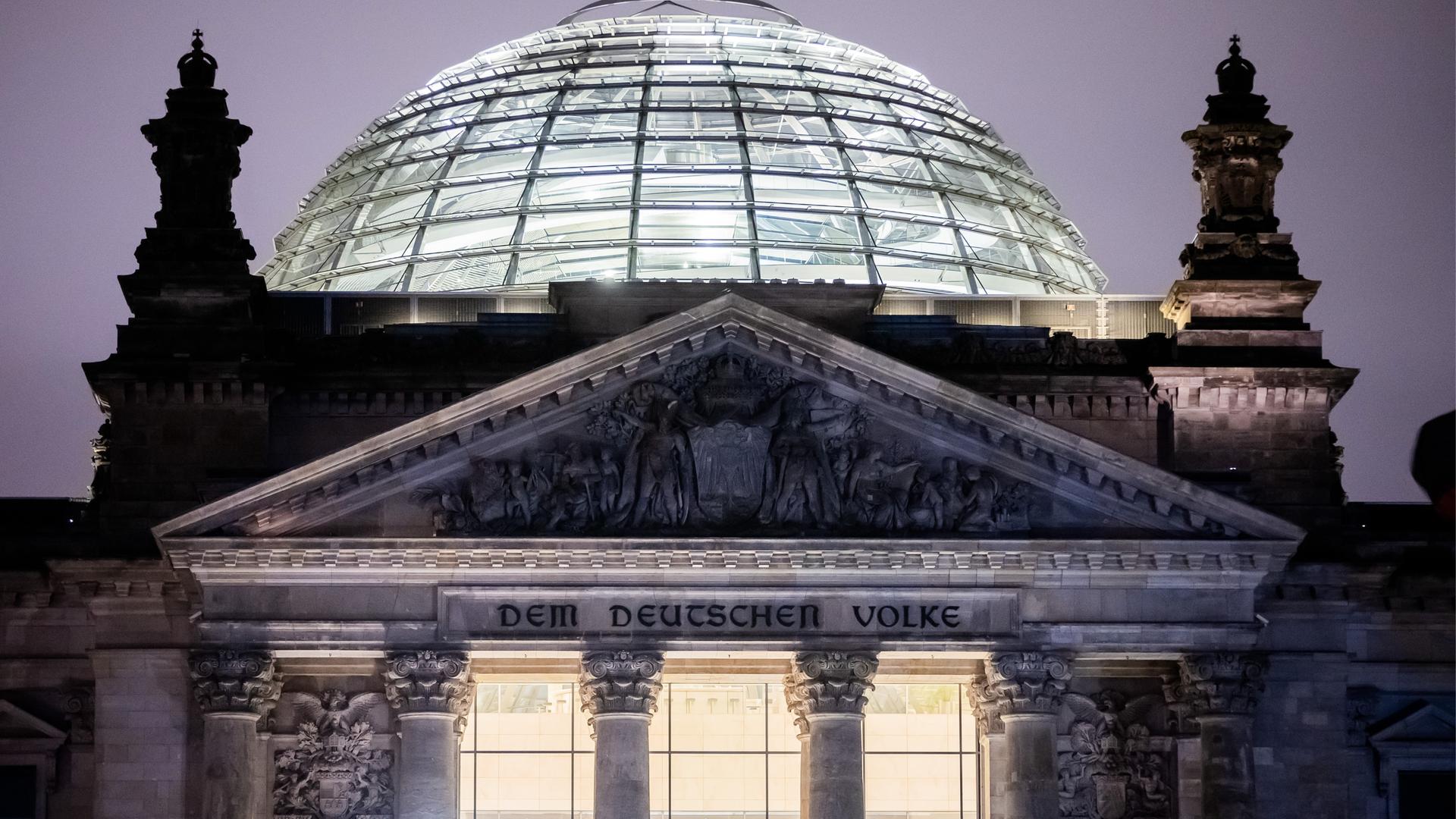 Die Reichstagskuppel am Tag der Abstimmung über die Vertrauensfrage von Bundeskanzler Scholz.