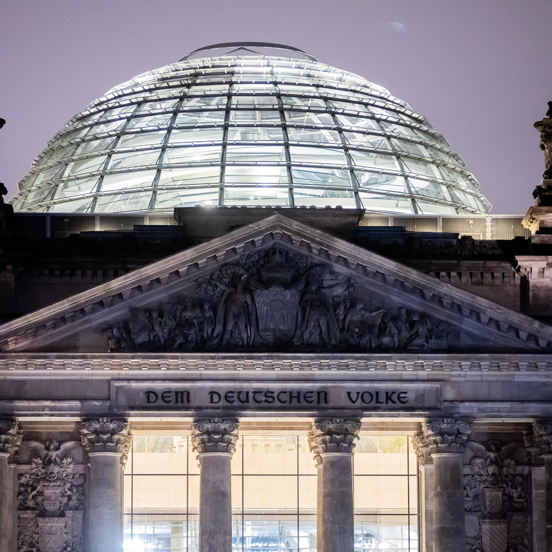 Die Reichstagskuppel am Tag der Abstimmung über die Vertrauensfrage von Bundeskanzler Scholz.