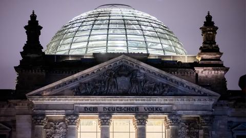 Das Foto zeigt die Reichstagskuppel.