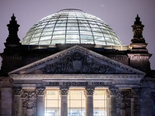 Die Reichstagskuppel am Tag der Abstimmung über die Vertrauensfrage von Bundeskanzler Scholz.