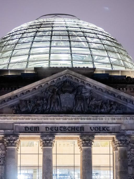 Die Reichstagskuppel am Tag der Abstimmung über die Vertrauensfrage von Bundeskanzler Scholz.