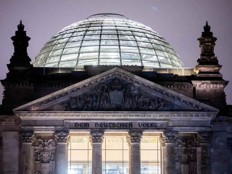 Die Reichstagskuppel am Tag der Abstimmung über die Vertrauensfrage von Bundeskanzler Scholz.