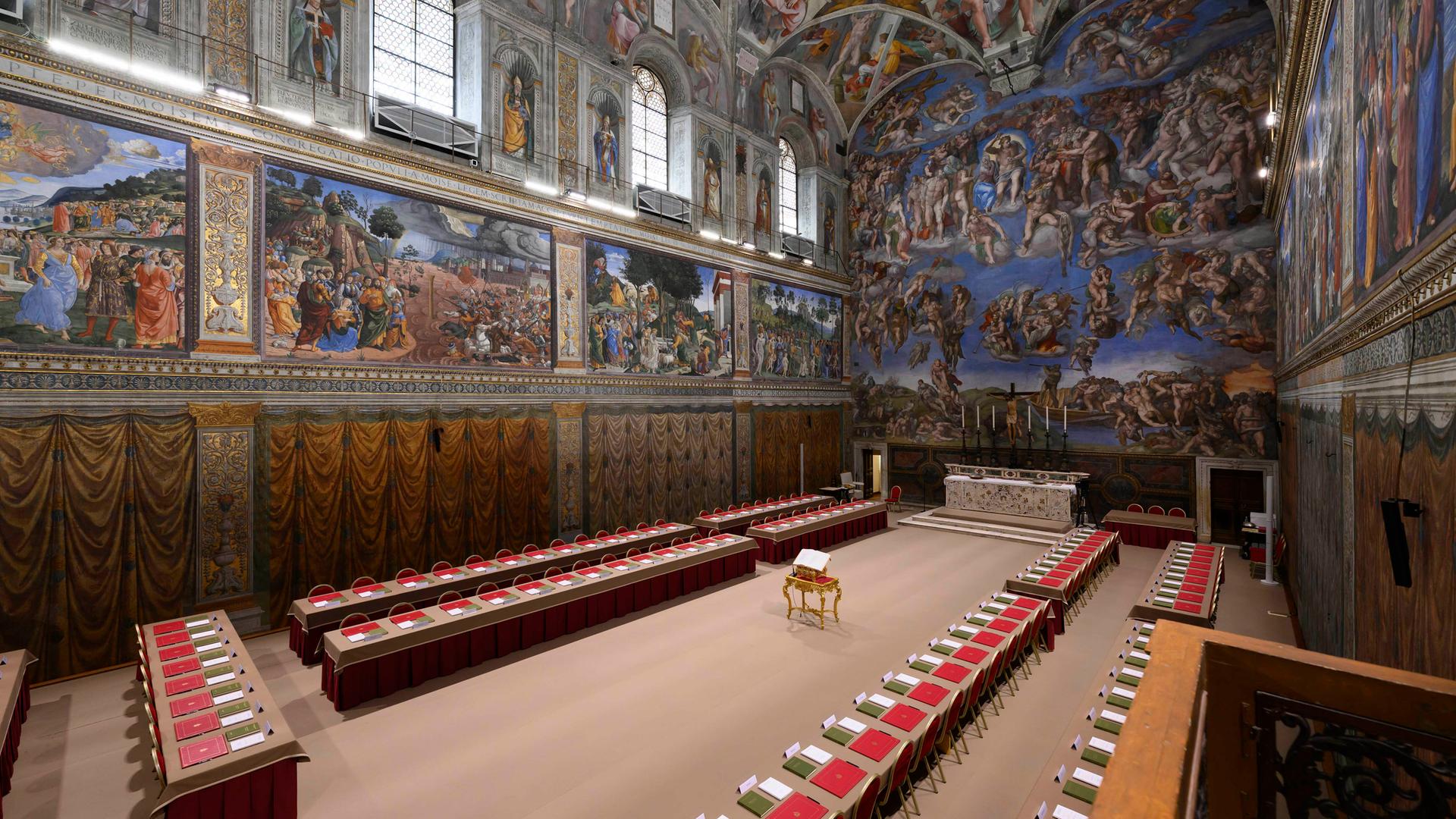Blick in die Sixtinische Kapelle, in der das Konklave zur Wahl des neuen Papstes stattfindet.