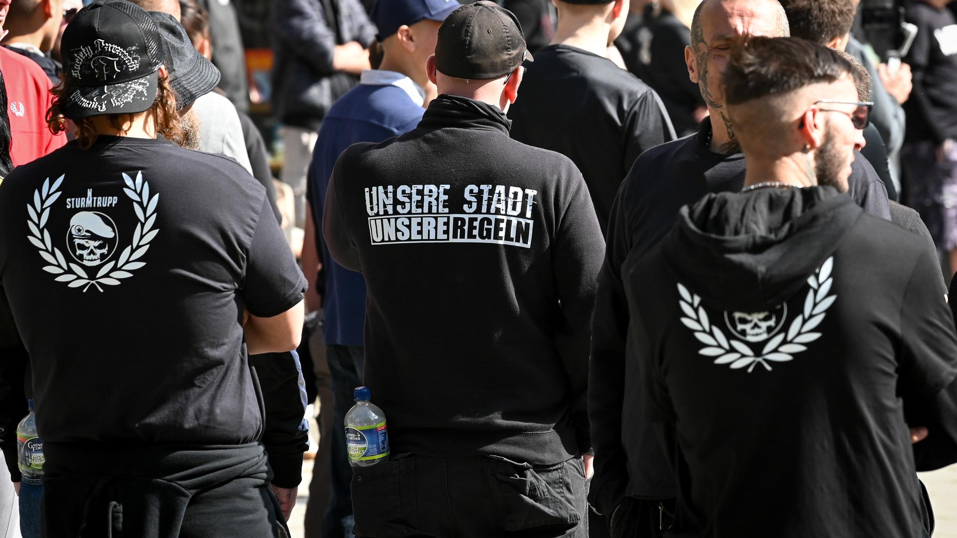 Rechte Gegendemonstranten protestieren gegen den Christopher Street Day in Magdeburg 2025