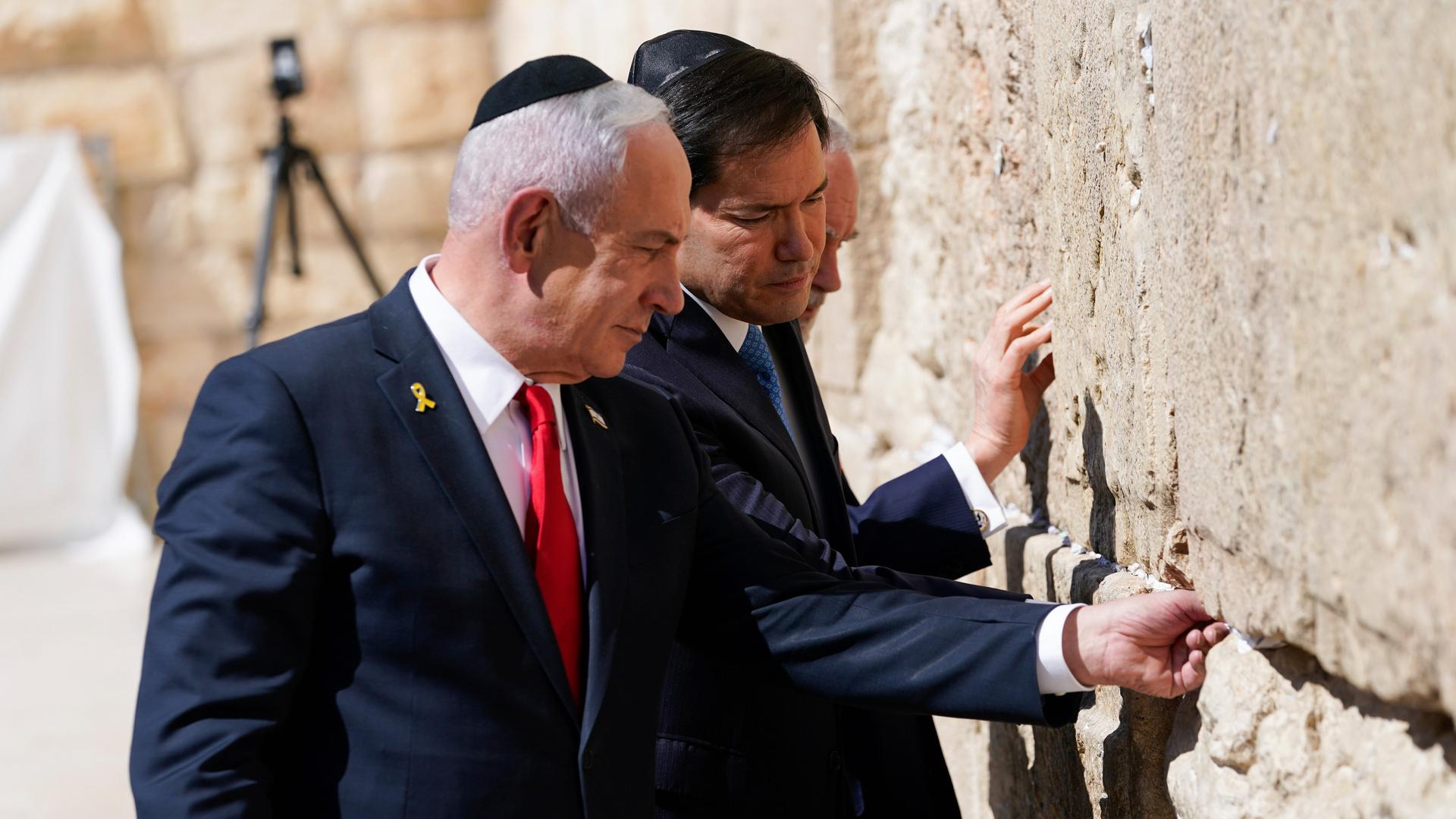 Benjamin Netanjahu und Marco Rubio berühren die Kalksteinwand der Klagemauer. Benjamin Netanjahu und Marco Rubio berühren die Kalksteinwand der Klagemauer.
