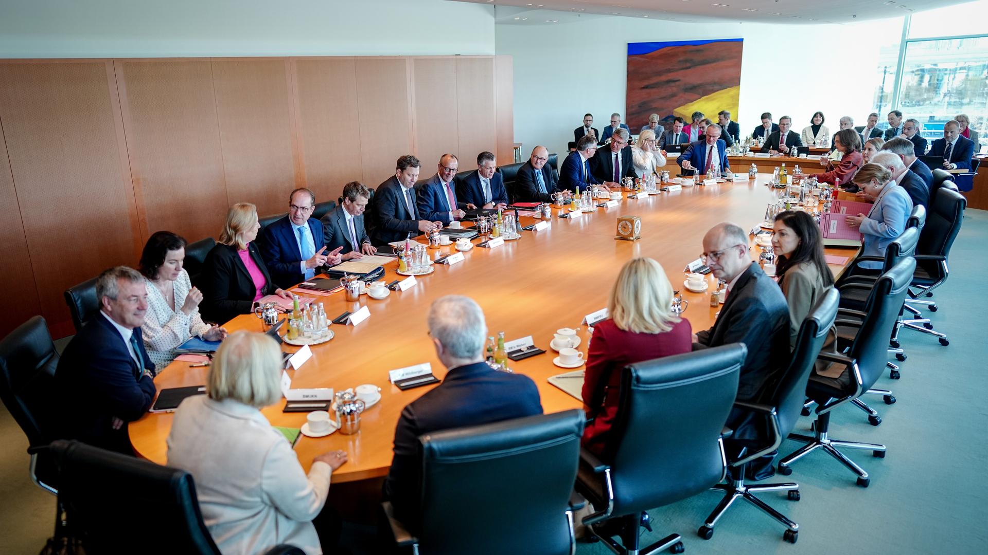 Lars Klingbeil (SPD, 6.v.l), Bundesminister der Finanzen, Vizekanzler und SPD-Bundesvorsitzender, und Bundeskanzler Friedrich Merz (CDU, 7.v.l) nehmen an der Sitzung des Bundeskabinetts im Bundeskanzleramt teil. 