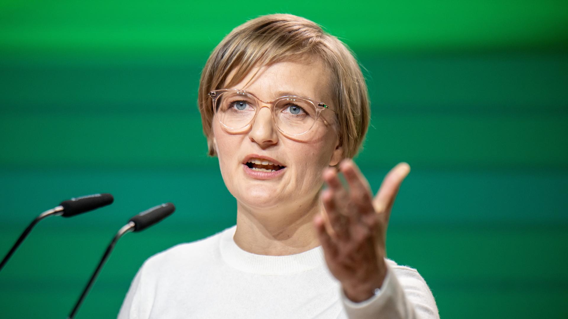 Wiesbaden: Franziska Brantner spricht bei der Bundesdelegiertenkonferenz der Grünen. Sie gestikuliert mit der linken Hand.