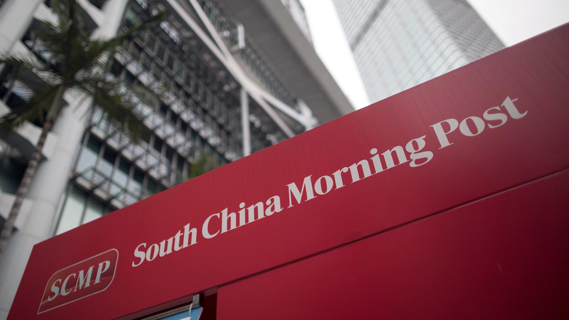 Das Logo der Zeitung "South China Morning Post" an einem Zeitungsstand in Hongkong.