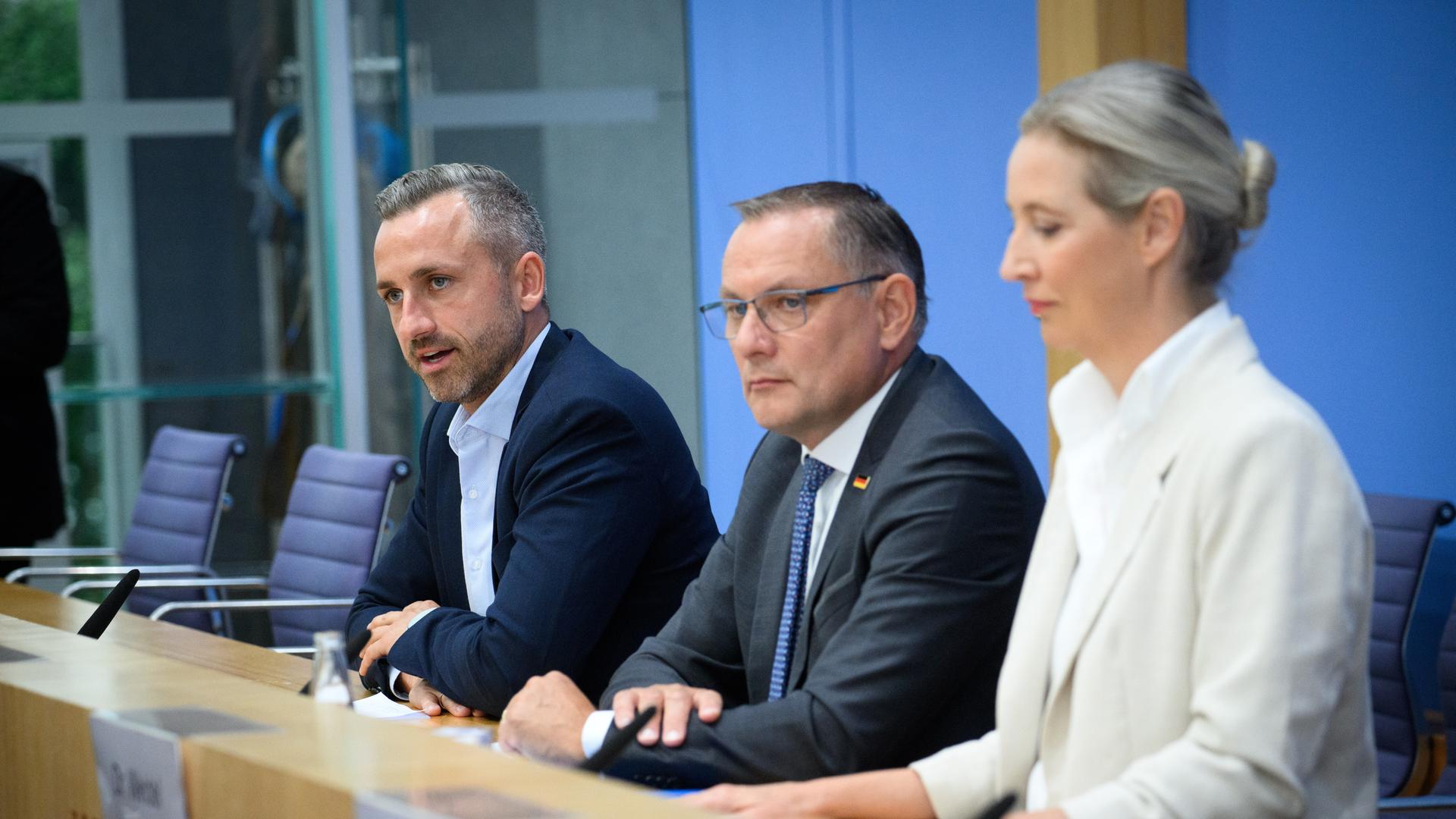 Alice Weidel (r) und Tino Chrupalla (M), die Bundesvorsitzenden der AfD, äußern sich zusammen mit Ulrich Siegmund (l), in der Bundespressekonferenz zum Ergebnis der Landtagswahl in Sachsen-Anhalt. Alice Weidel (r) und Tino Chrupalla (M), die Bundesvorsitzenden der AfD, äußern sich zusammen mit Ulrich Siegmund (l), in der Bundespressekonferenz zum Ergebnis der Landtagswahl in Sachsen-Anhalt.