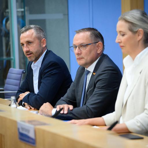 Alice Weidel (r) und Tino Chrupalla (M), die Bundesvorsitzenden der AfD, äußern sich zusammen mit Ulrich Siegmund (l), in der Bundespressekonferenz zum Ergebnis der Landtagswahl in Sachsen-Anhalt.