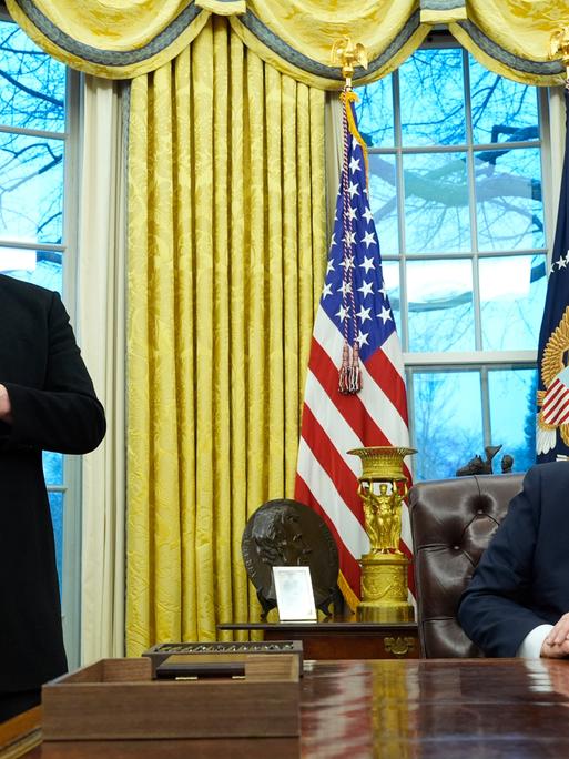 US-Präsident Donald Trump (r) hört zu, als Elon Musk im Oval Office im Weißen Haus spricht. 