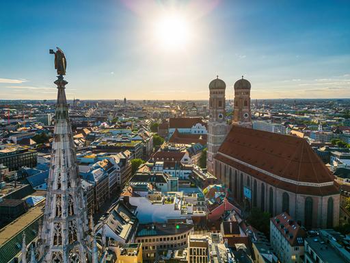 Die Skyline von München mit den wichtigsten Wahrzeichen im Stadtzentrum.