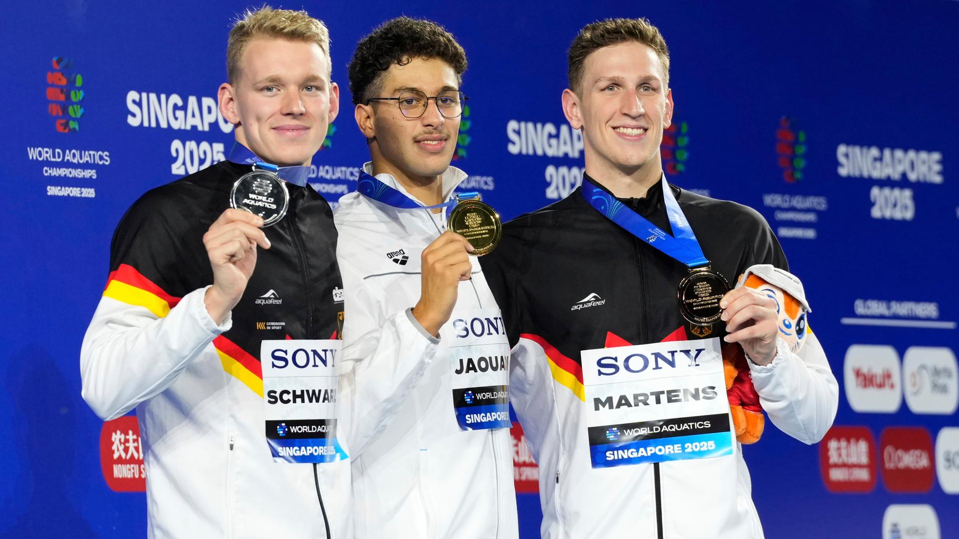 Goldmedaillengewinner Ahmed Jaouadi aus Tunesien (M) flankiert von Silbermedaillengewinner Sven Schwarz aus Deutschland (l) und Bronzemedaillengewinner Lukas Martens aus Deutschland posieren auf dem Podium. Goldmedaillengewinner Ahmed Jaouadi aus Tunesien (M) flankiert von Silbermedaillengewinner Sven Schwarz aus Deutschland (l) und Bronzemedaillengewinner Lukas Martens aus Deutschland posieren auf dem Podium.