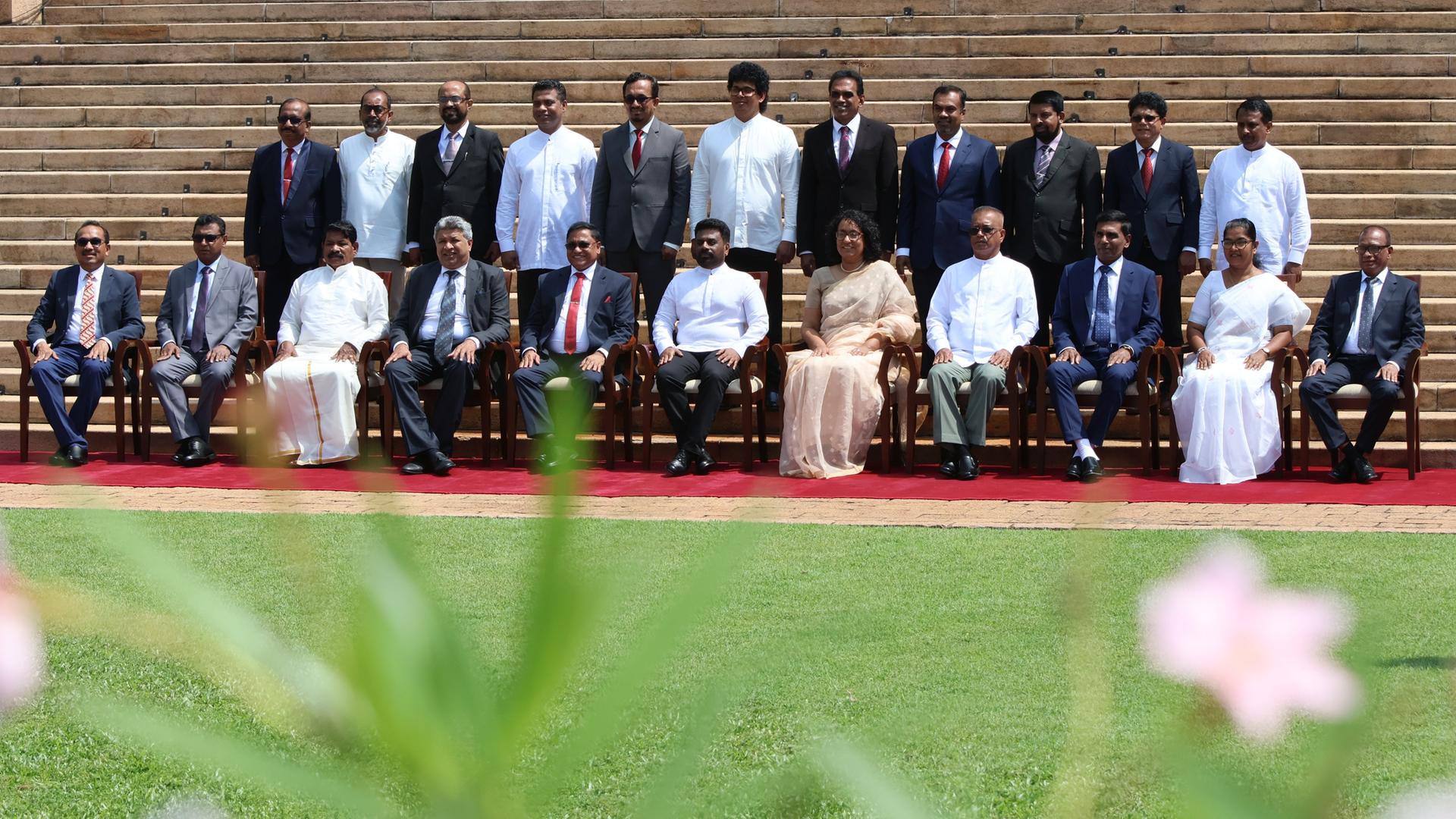 Präsident Dissanayake und die 21 Kabinettsmitglieder posieren in einem Stadion für ein Gruppenfoto. Präsident Dissanayake und die 21 Kabinettsmitglieder posieren in einem Stadion für ein Gruppenfoto.