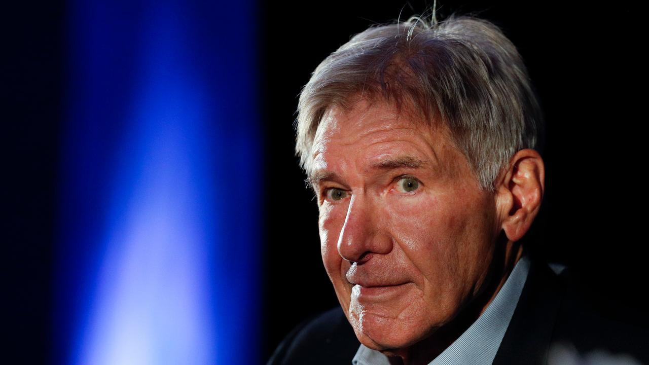 Harrison Ford im Halbprofil, links von ihm ist ein blauer Lichtkegel zu sehen.
