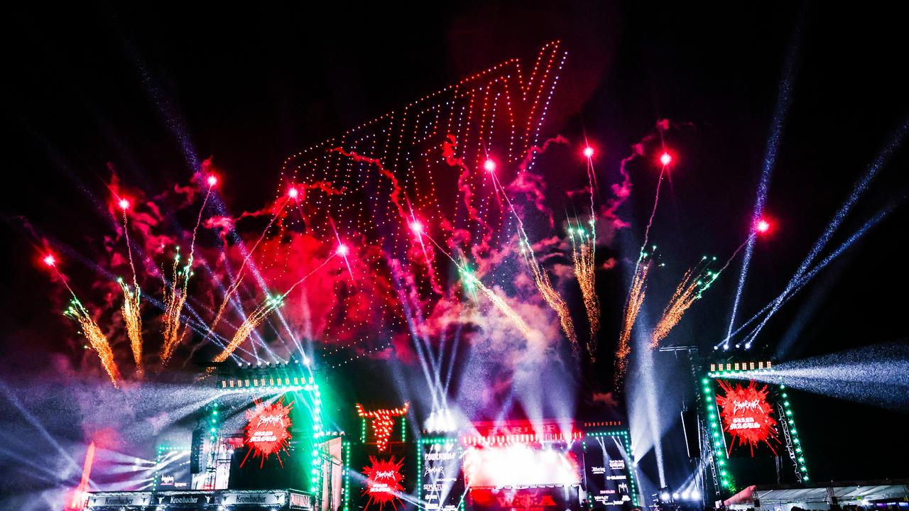 Festivalbesucher beobachten eine Drohnenshow zum Ende des Wacken Open Air Festival. Das Wacken Open Air (WOA) findet vom 30. Juli bis 2. August statt und gilt als größtes Heavy-Metal-Festival der Welt.