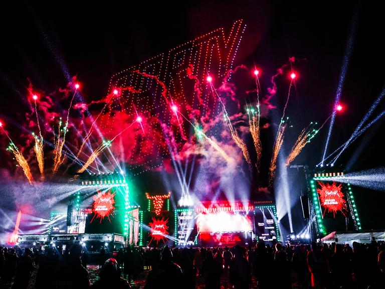 Festivalbesucher beobachten eine Drohnenshow zum Ende des Wacken Open Air Festival. Das Wacken Open Air (WOA) findet vom 30. Juli bis 2. August statt und gilt als größtes Heavy-Metal-Festival der Welt.