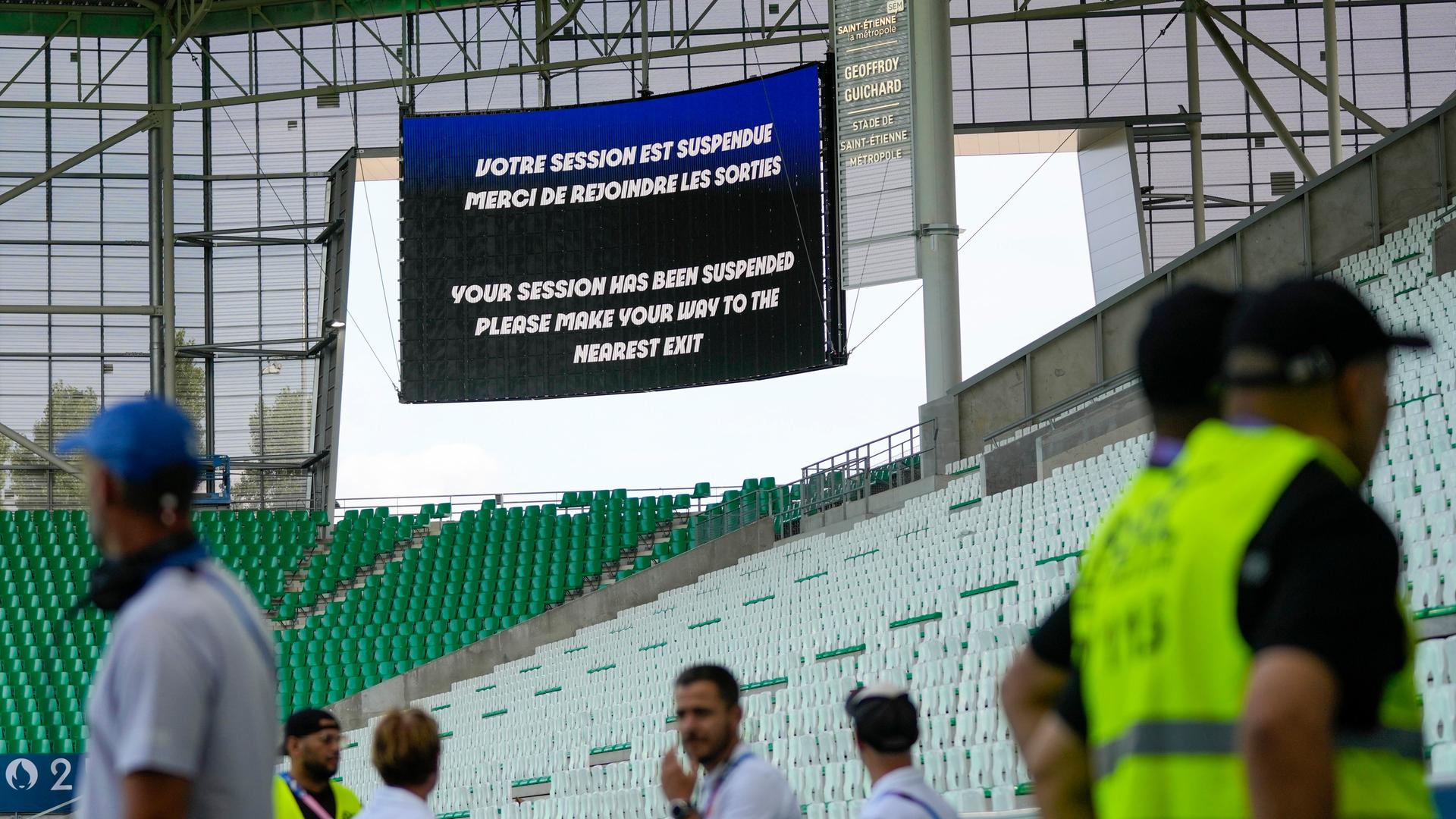 Saint-Etienne: Während des Fußballspiels zeigt die Videoleinwand an, dass das Spiel unterbrochen wurde. Saint-Etienne: Während des Fußballspiels zeigt die Videoleinwand an, dass das Spiel unterbrochen wurde.