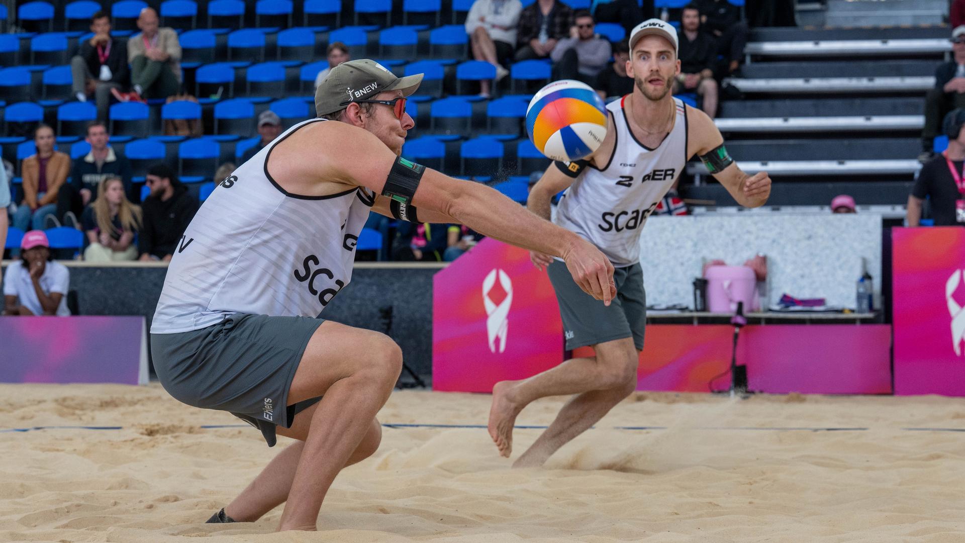 Zwei Beachvolleyballer in Aktion.