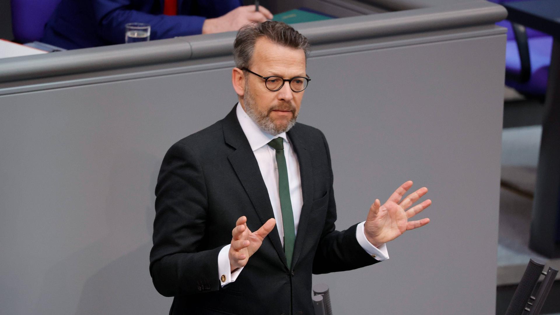 Der FDP-Haushaltspolitiker Otto Fricke spricht im Bundestag am Rednerpult