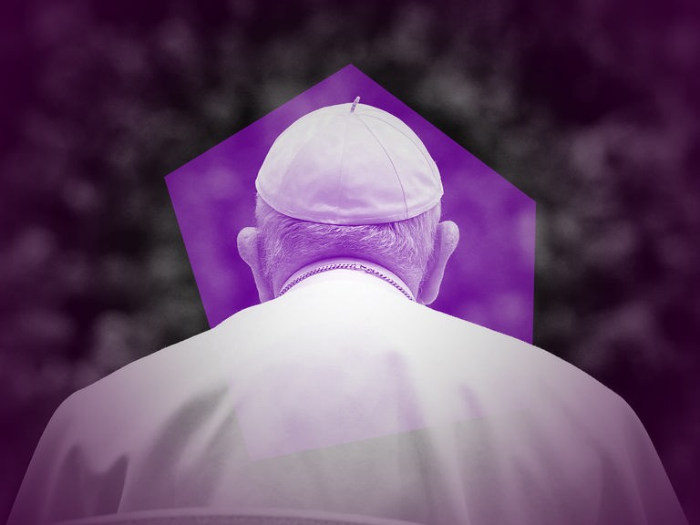 Ein violett eingefärbtes Bild vom Papst, der von hinten zu sehen ist, wird von einem violetten Mosaikstück überlagert.