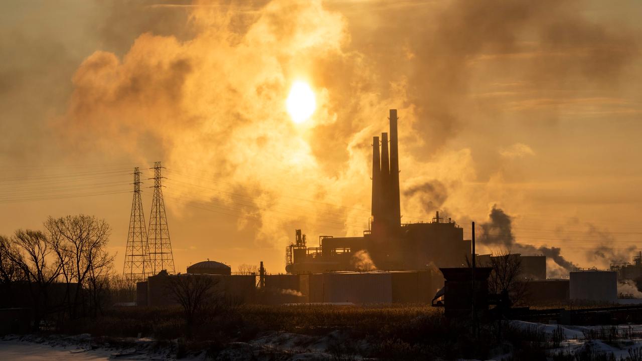 Das Kohlekraftwerk River Rouge wurde 2021 im Rahmen seines Plans zur Verringerung der Kohlenstoffemissionen abgeschaltet. Neaby Industrie trägt weiterhin zur Luftverschmutzung bei.