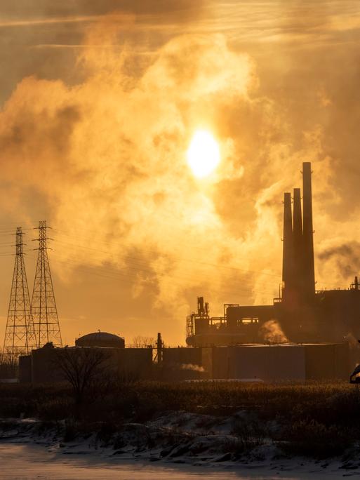 Das Kohlekraftwerk River Rouge wurde 2021 im Rahmen seines Plans zur Verringerung der Kohlenstoffemissionen abgeschaltet. Neaby Industrie trägt weiterhin zur Luftverschmutzung bei.