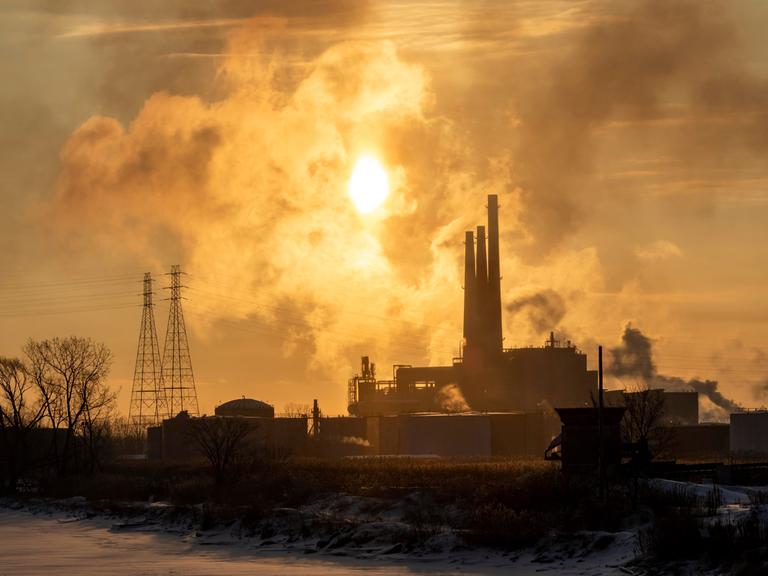 Das Kohlekraftwerk River Rouge wurde 2021 im Rahmen seines Plans zur Verringerung der Kohlenstoffemissionen abgeschaltet. Neaby Industrie trägt weiterhin zur Luftverschmutzung bei.