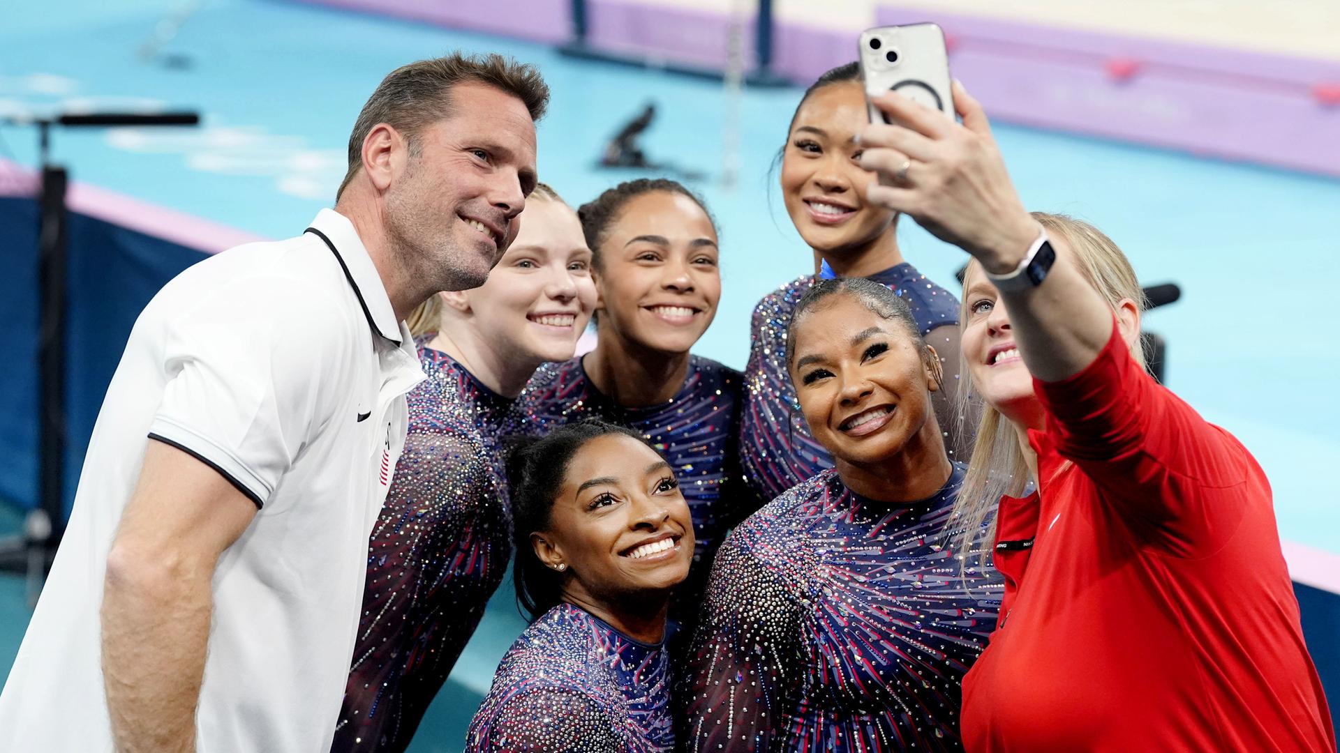 Die US-amerikanische Kunstturnerin Simone Biles posiert für ein Foto, während einer offiziellen Trainingseinheit in der Bercy Arena in Paris am 25. Juli 2024 im Vorfeld der Olympischen Spiele in Paris.