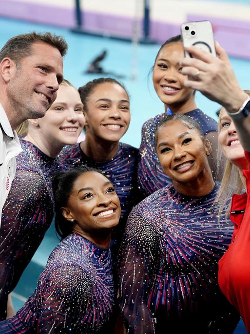 Die US-amerikanische Kunstturnerin Simone Biles posiert für ein Foto, während einer offiziellen Trainingseinheit in der Bercy Arena in Paris am 25. Juli 2024 im Vorfeld der Olympischen Spiele in Paris.