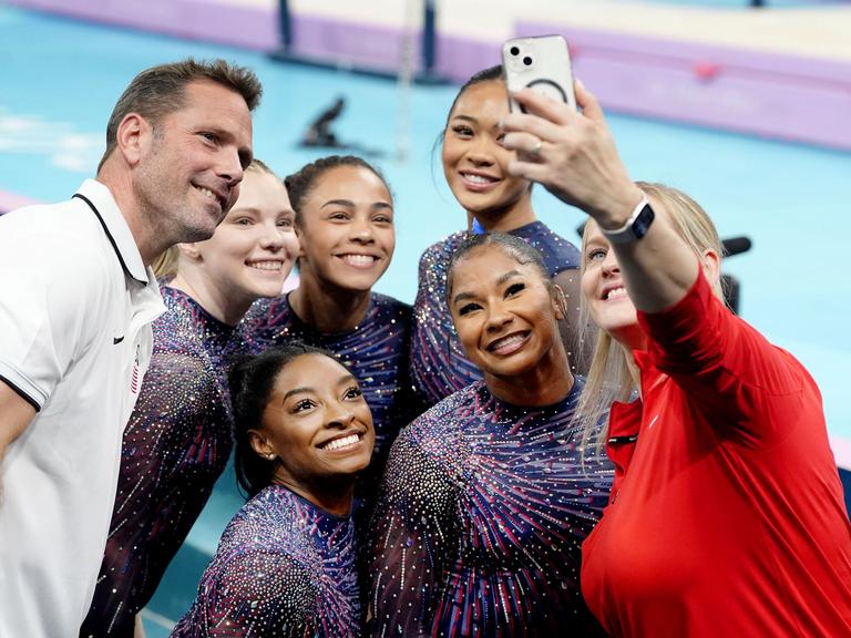 Die US-amerikanische Kunstturnerin Simone Biles posiert für ein Foto, während einer offiziellen Trainingseinheit in der Bercy Arena in Paris am 25. Juli 2024 im Vorfeld der Olympischen Spiele in Paris.