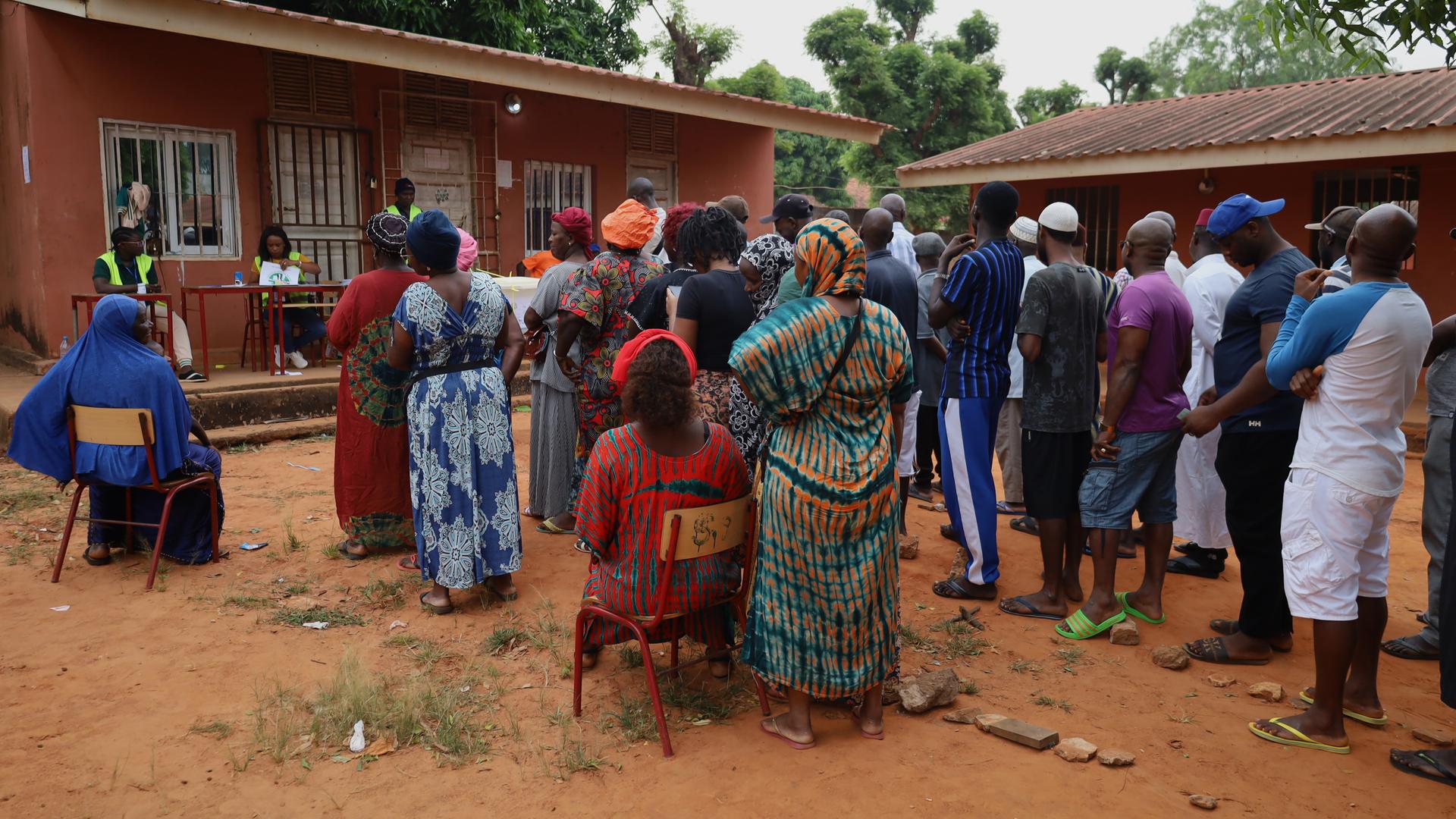 Bissau: Menschen stehen vor einem Wahllokal Schlange, um ihre Stimme während der Präsidentschafts- und Parlamentswahlen in Bissau, Guinea-Bissau, abzugeben.
