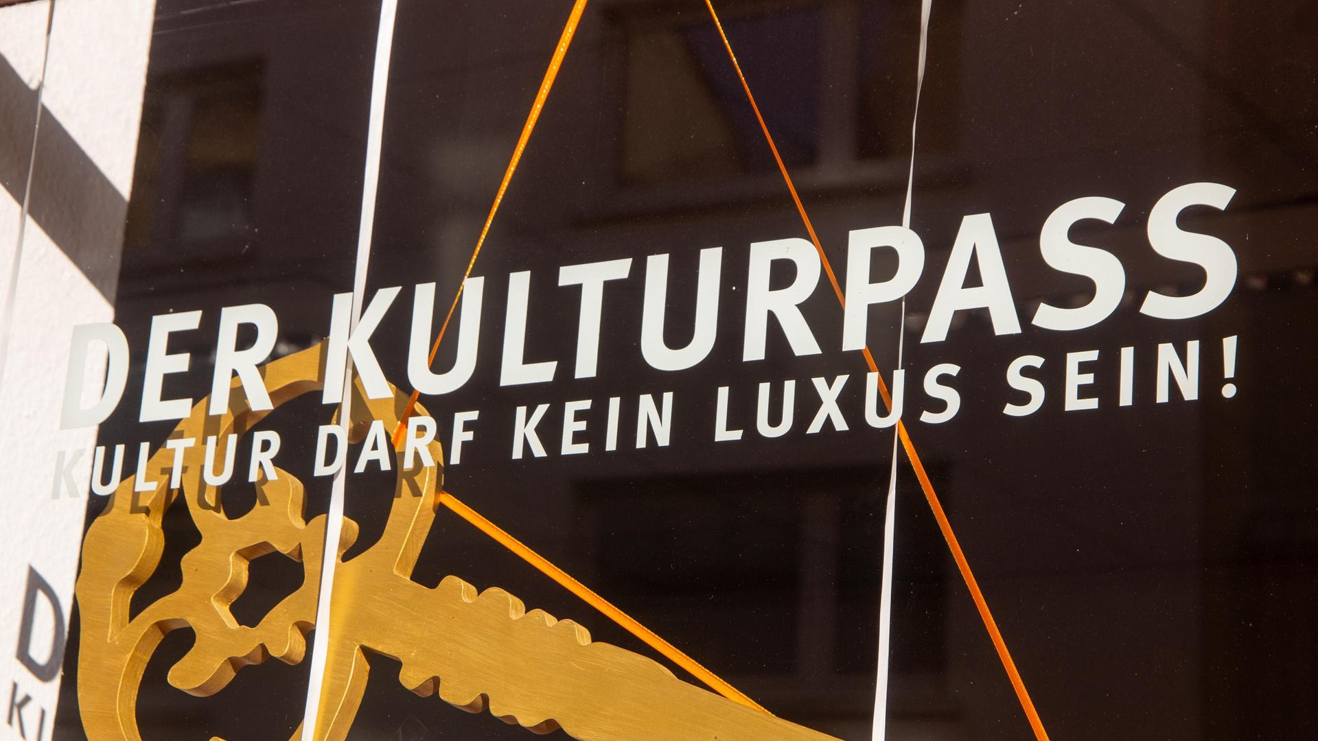 Das Foto zeigt den Schriftzug "Der Kulturpass" auf einer Schaufensterscheibe. Das Foto zeigt den Schriftzug "Der Kulturpass" auf einer Schaufensterscheibe.