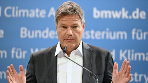 Berlin: Bundeswirtschaftsminister Robert Habeck (Bündnis 90/Die Grünen) spricht während eines Presse-Statements