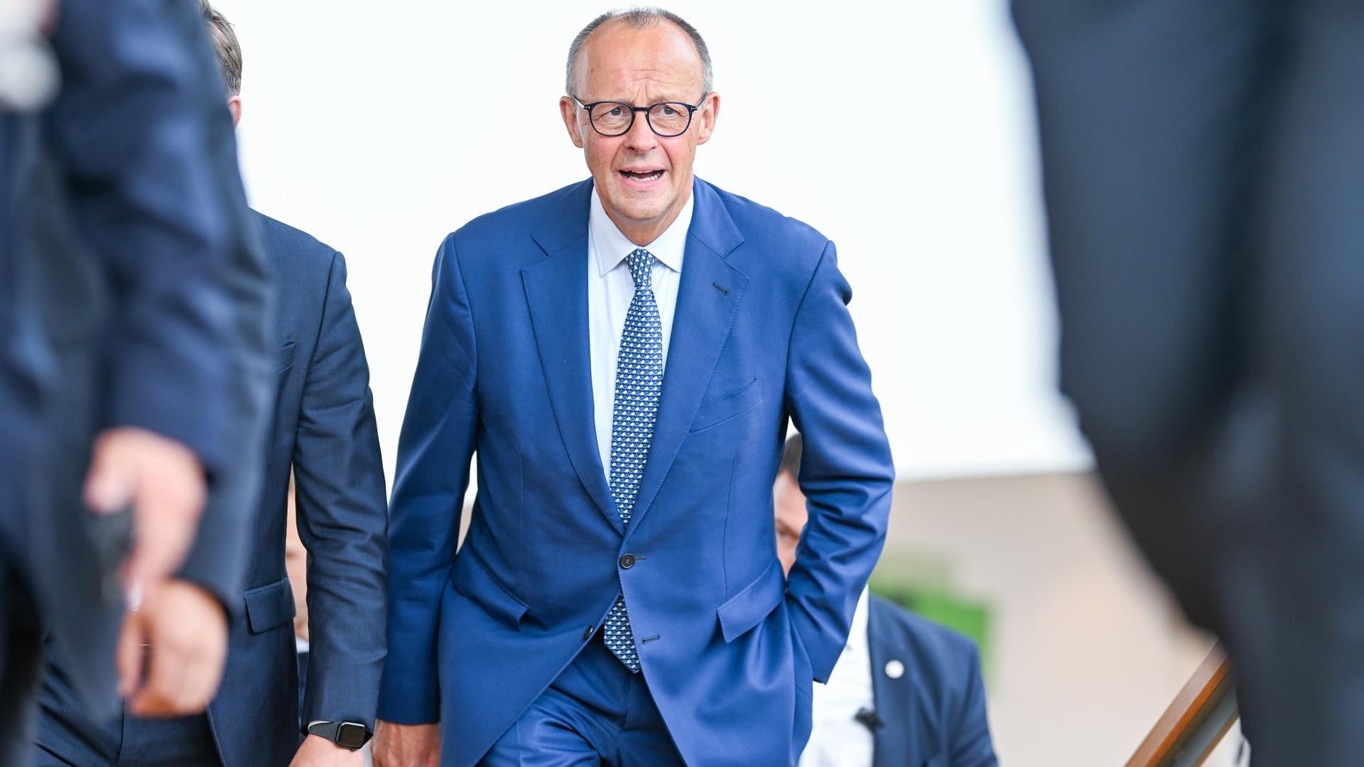 Bundeskanzler Friedrich Merz geht eine Treppe hinauf