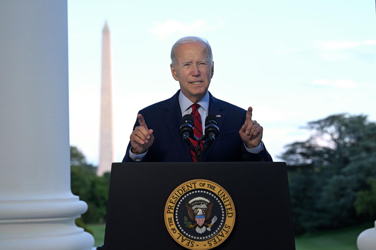 US-Präsident Joe Biden stehend hinter einem Redepult. 