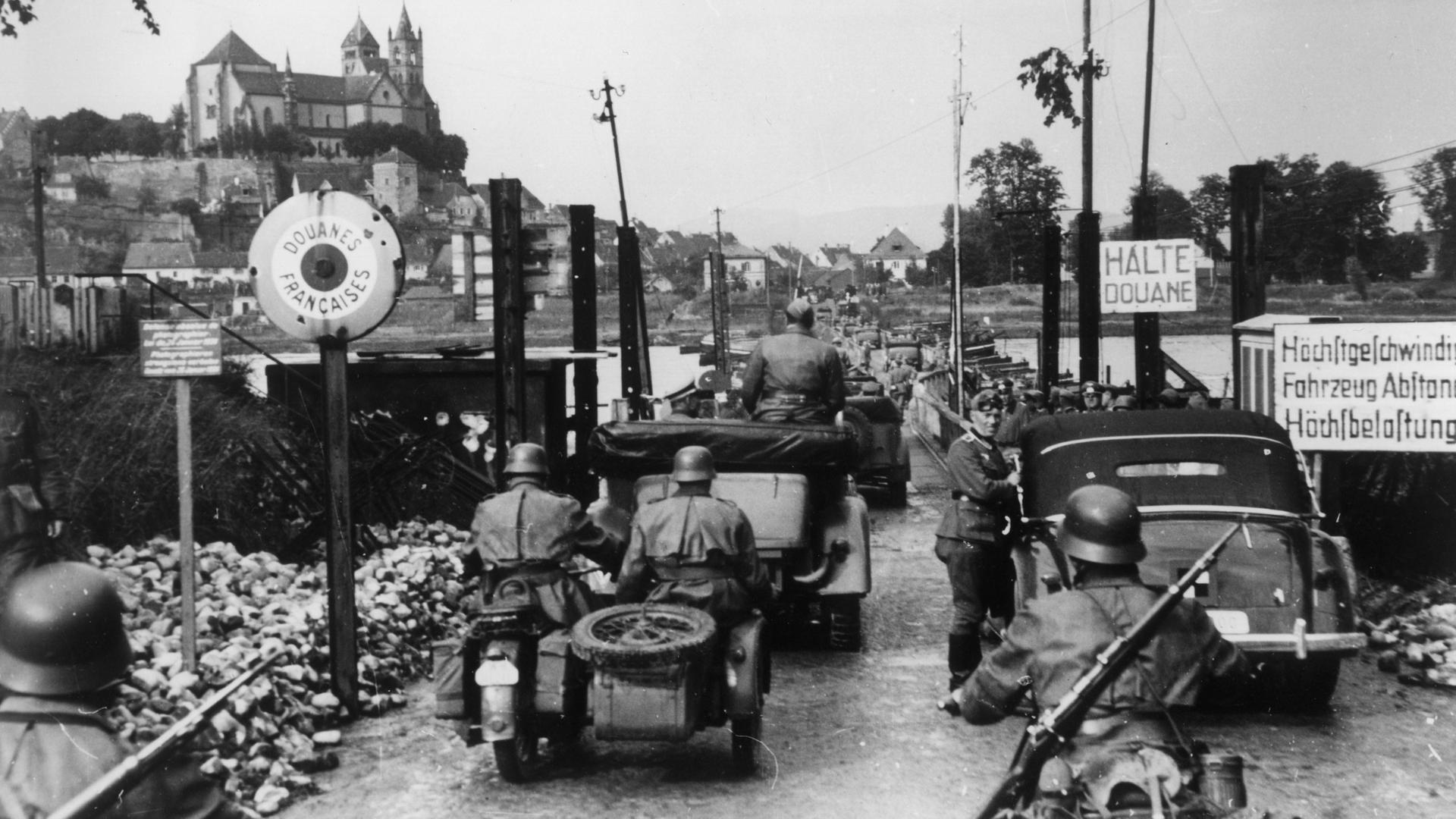 Hitler besucht am 30. Juni 1940 das Elsass. Die Wagenkolonne Hitlers passiert die von deutschen Pionieren geschlagene Pontonbrücke über den Rhein bei Breisach.