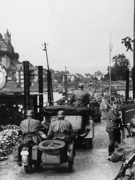 Hitler besucht am 30. Juni 1940 das Elsass. Die Wagenkolonne Hitlers passiert die von deutschen Pionieren geschlagene Pontonbrücke über den Rhein bei Breisach.