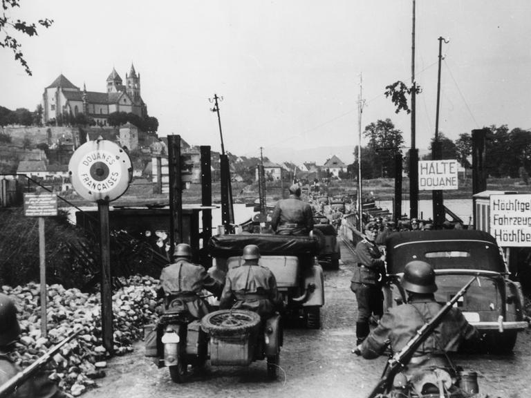 Hitler besucht am 30. Juni 1940 das Elsass. Die Wagenkolonne Hitlers passiert die von deutschen Pionieren geschlagene Pontonbrücke über den Rhein bei Breisach.