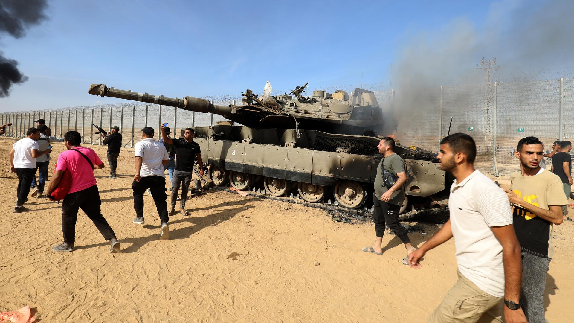 Die Al-Qassam-Brigaden, der bewaffnete Flügel der palästinensischen Widerstandsgruppe Hamas, vernichten einen israelischen Panzer, während Rauch in der Nähe der Grenze zwischen Israel und Gaza im Gazastreifen aufsteigt, Gaza, 7. Oktober 2023. Die Al-Qassam-Brigaden, der bewaffnete Flügel der palästinensischen Widerstandsgruppe Hamas, vernichten einen israelischen Panzer, während Rauch in der Nähe der Grenze zwischen Israel und Gaza im Gazastreifen aufsteigt, Gaza, 7. Oktober 2023.