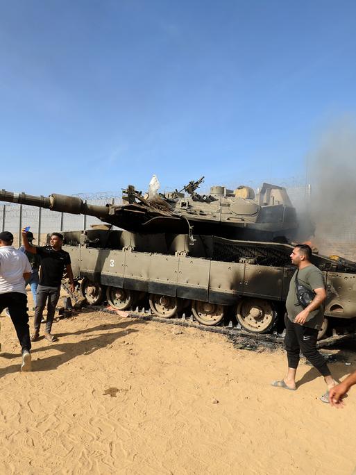 Die Al-Qassam-Brigaden, der bewaffnete Flügel der palästinensischen Widerstandsgruppe Hamas, vernichten einen israelischen Panzer, während Rauch in der Nähe der Grenze zwischen Israel und Gaza im Gazastreifen aufsteigt, Gaza, 7. Oktober 2023.