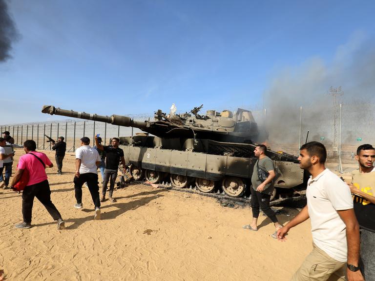 Die Al-Qassam-Brigaden, der bewaffnete Flügel der palästinensischen Widerstandsgruppe Hamas, vernichten einen israelischen Panzer, während Rauch in der Nähe der Grenze zwischen Israel und Gaza im Gazastreifen aufsteigt, Gaza, 7. Oktober 2023.