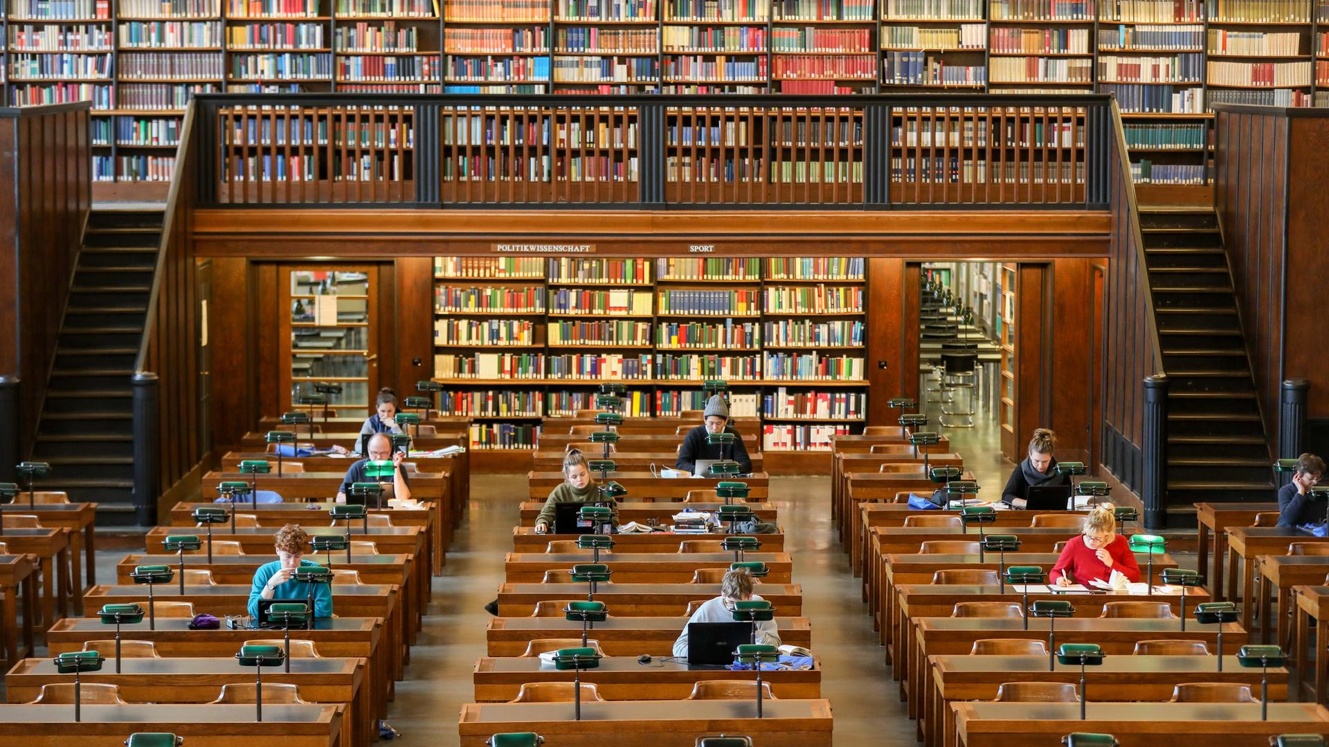 Blick in den Lesesaal der Deutschen Nationalbibliothek in Leipzig. 